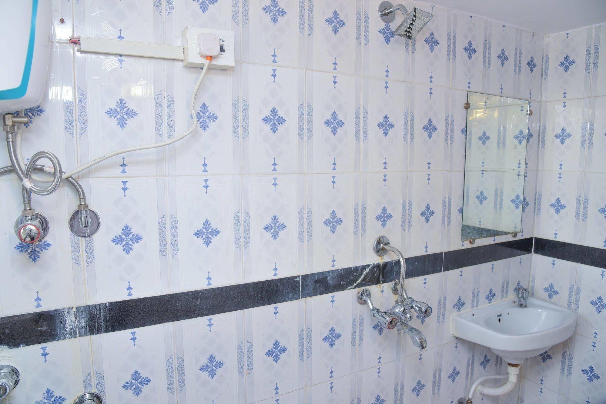 Hotel Evergreen Mumbai Bagian luar foto