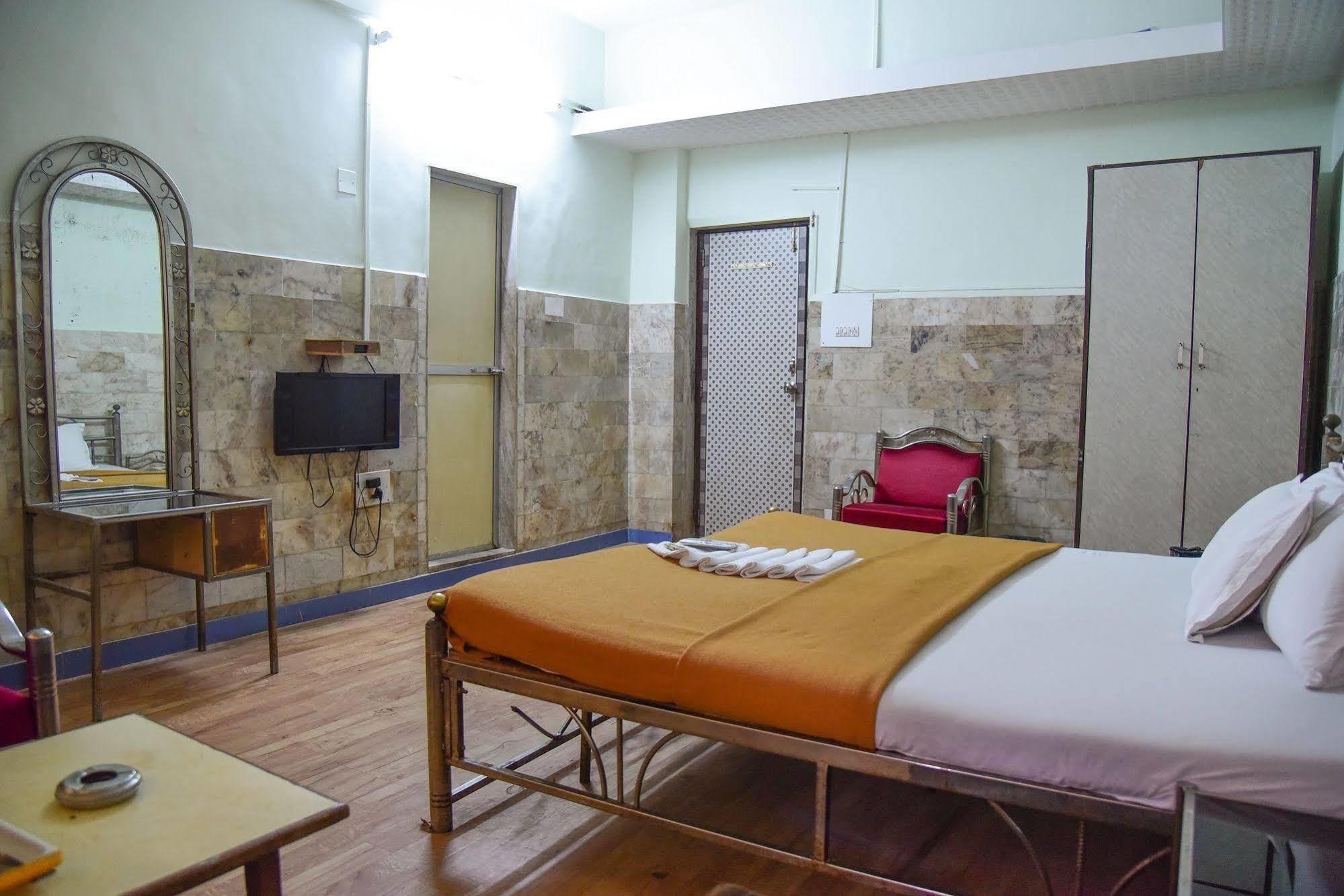 Hotel Evergreen Mumbai Bagian luar foto