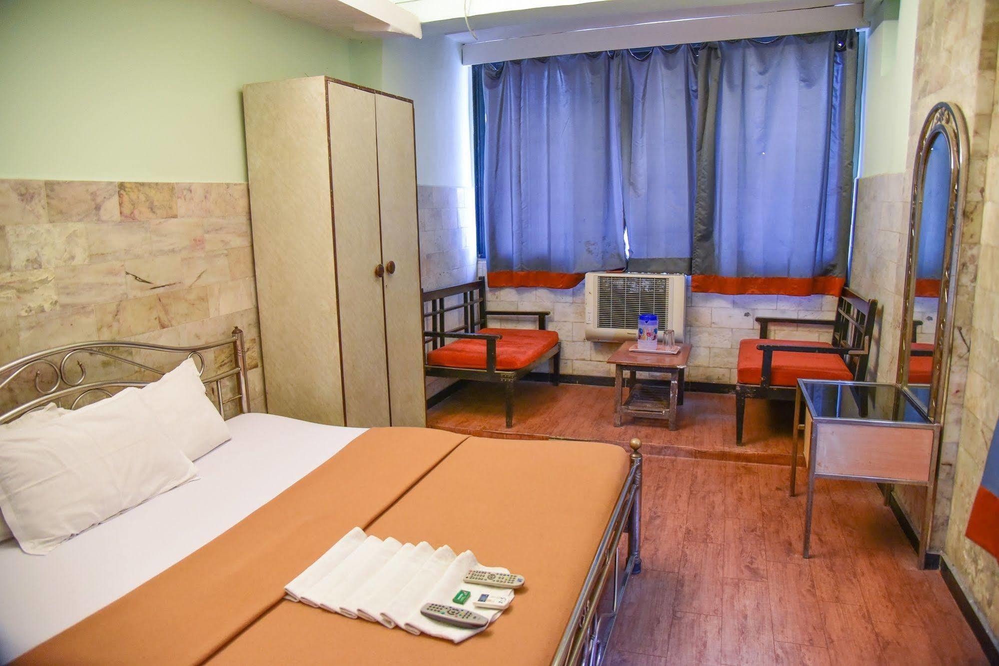 Hotel Evergreen Mumbai Bagian luar foto