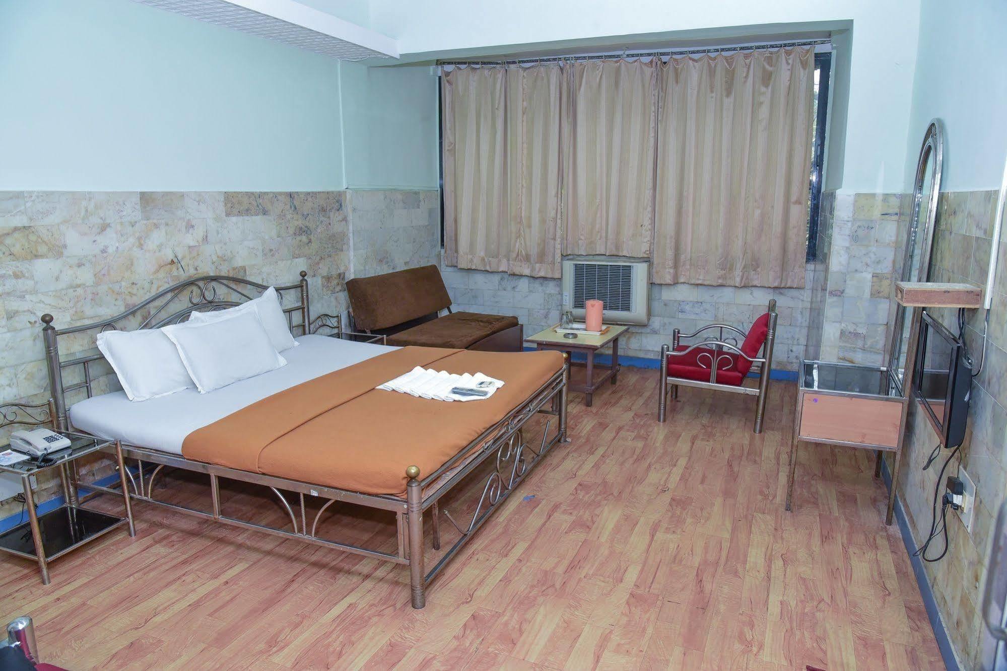 Hotel Evergreen Mumbai Bagian luar foto