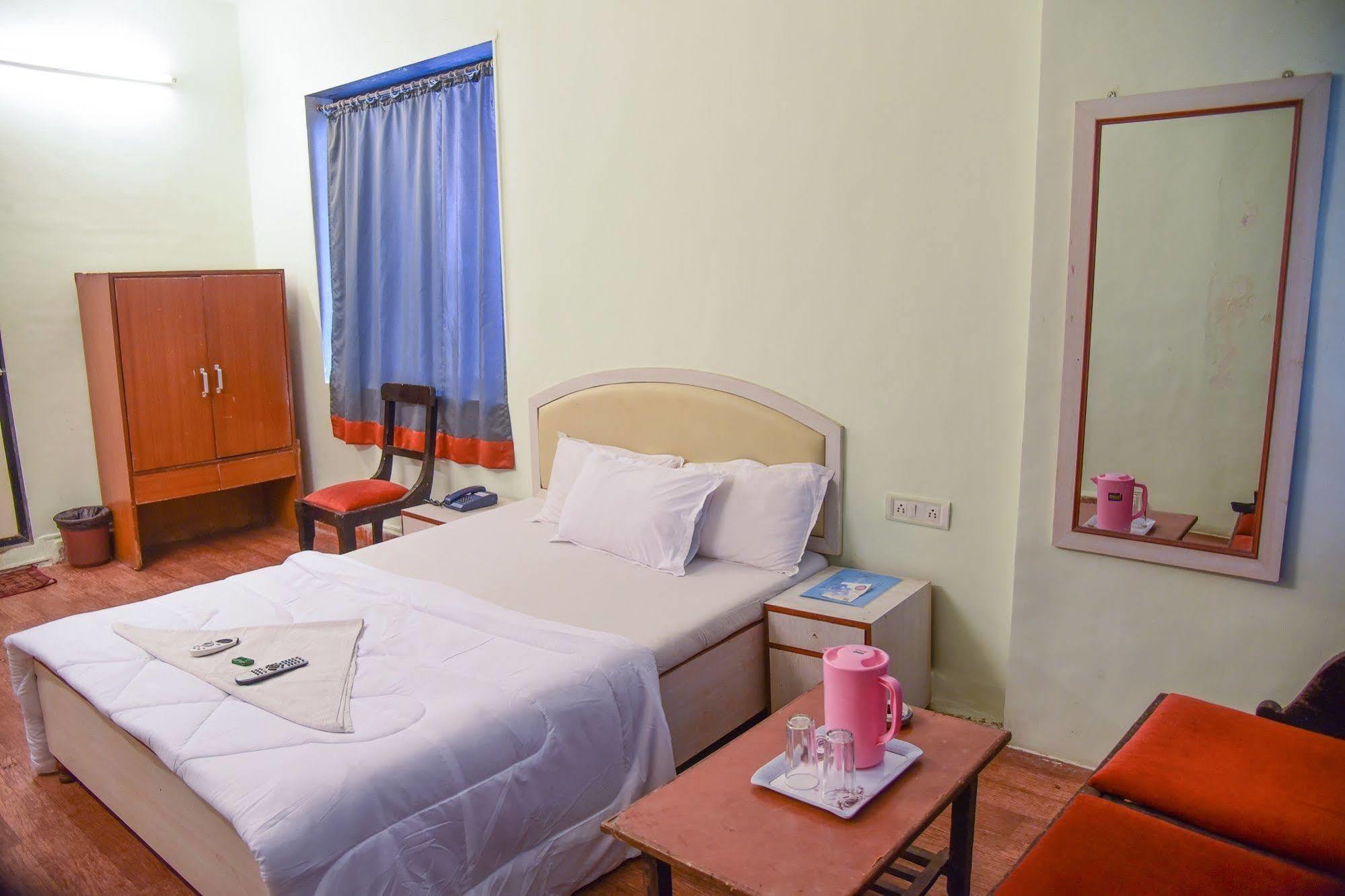 Hotel Evergreen Mumbai Bagian luar foto